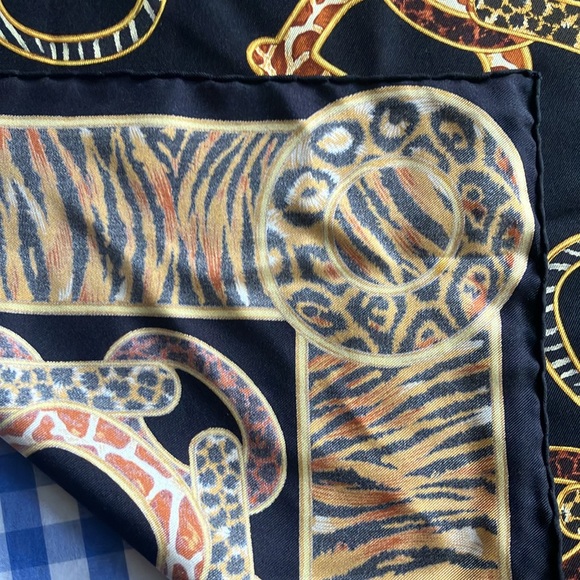 Gucci horse bit animal print chain link silk square scarf - Picture 5 of 16